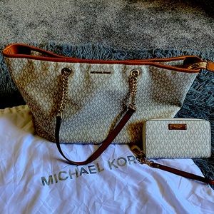 Michael Kors Purse and wallet being sold together as set! Loved 🥰 this set!!!❤️